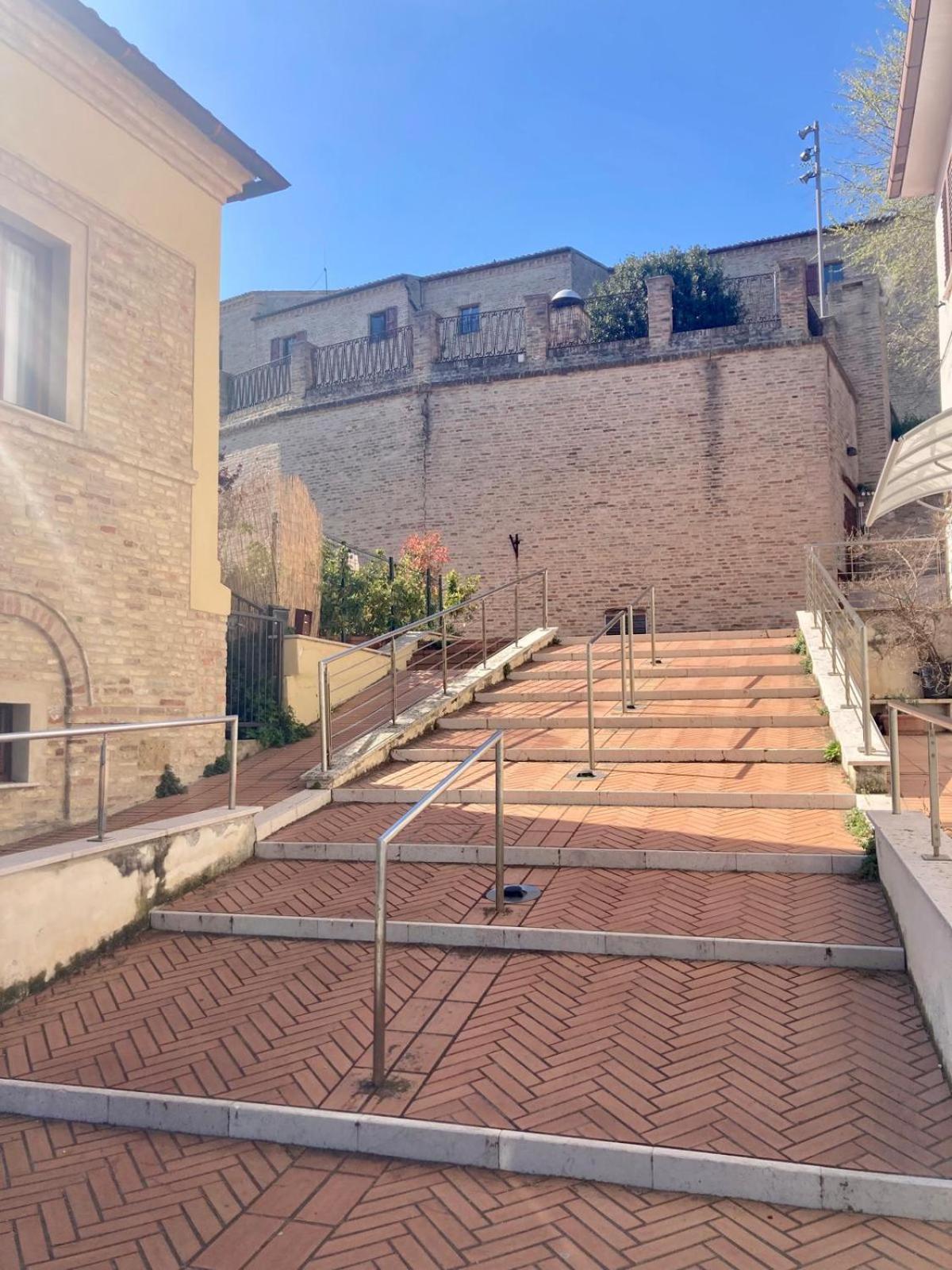 B&B Residenza Leonardo Falconara Marittima Exteriör bild